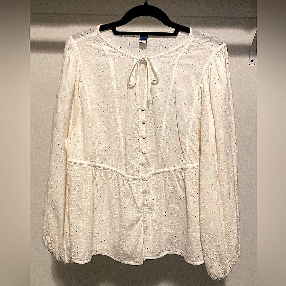 Old Navy Ivory eyelet long sleeve peasant top Size M